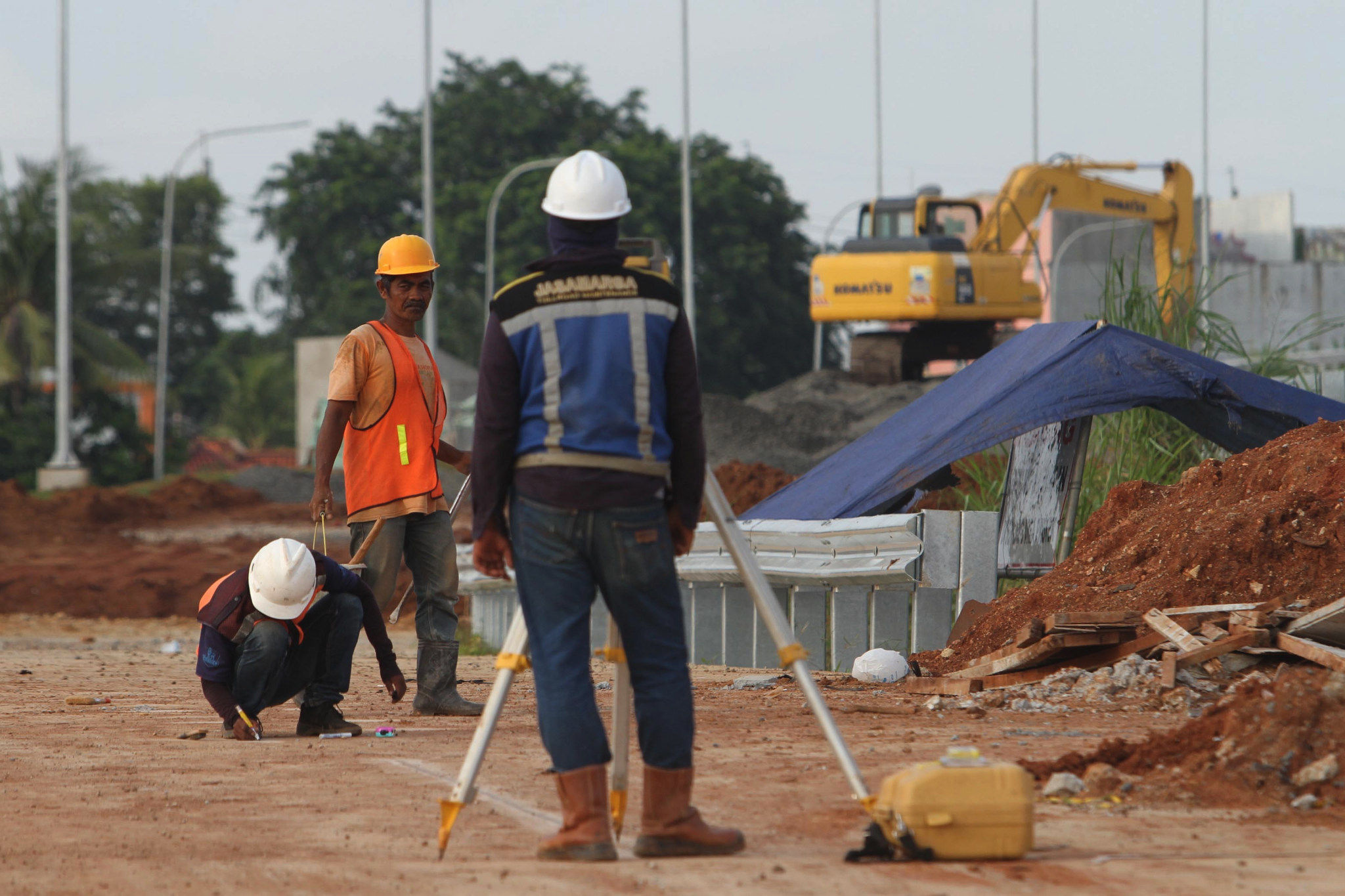 <p>Suasana pengerjaan proyek jalan tol Kunciran-Cengkareng, Jum&#8217;at, 12 Februari 2021. Foto: Panji Asmoro/TrenAsia</p>
