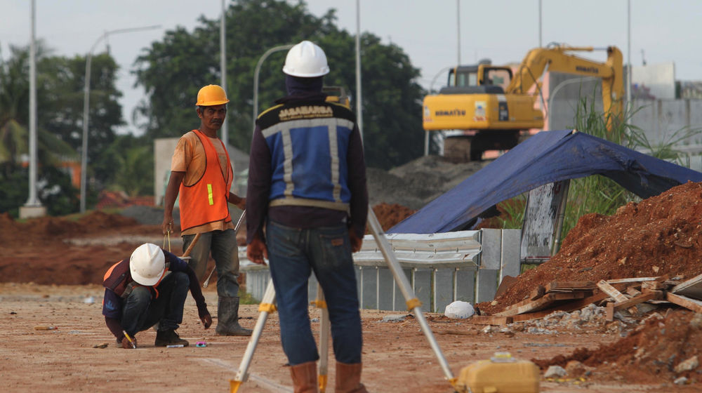 <p>Suasana pengerjaan proyek jalan tol Kunciran-Cengkareng, Jum’at, 12 Februari 2021. Foto: Panji Asmoro/TrenAsia</p>
