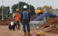 <p>Suasana pengerjaan proyek jalan tol Kunciran-Cengkareng, Jum&#8217;at, 12 Februari 2021. Foto: Panji Asmoro/TrenAsia</p>
