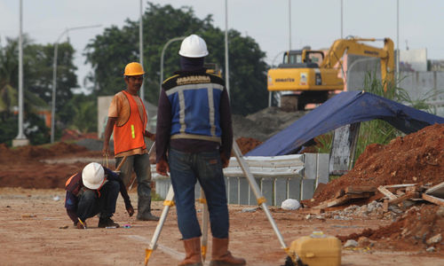 <p>Suasana pengerjaan proyek jalan tol Kunciran-Cengkareng, Jum’at, 12 Februari 2021. Foto: Panji Asmoro/TrenAsia</p>
