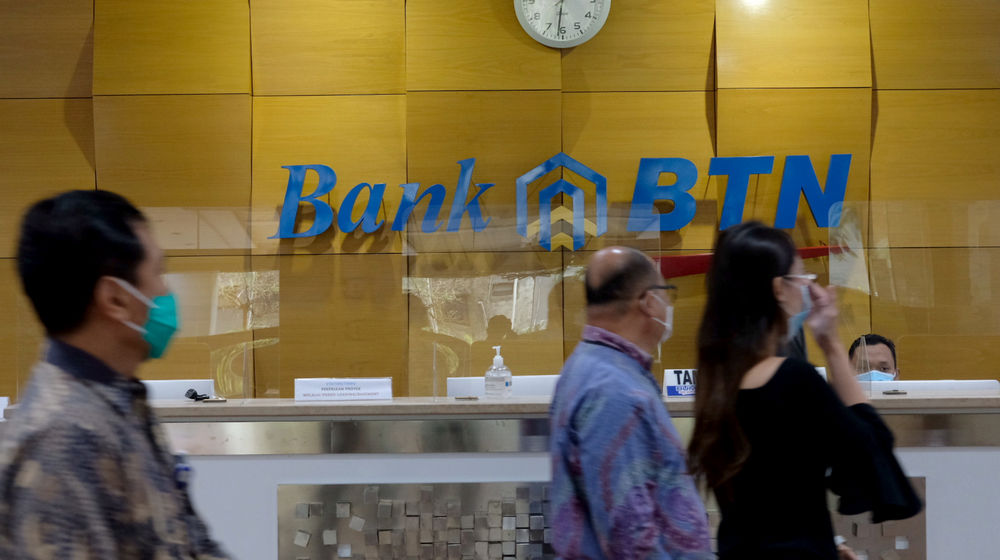 <p>Karyawan melintas di kantor pusat Menara BTN, Gajahmada, Jakarta, Selasa, 16 Februari 2021. Foto: Ismail Pohan/TrenAsia</p>
