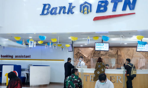 <p>Sejumlah nasabah melakukan transaksi di kantor pusat Menara BTN, Gajahmada, Jakarta, Selasa, 16 Februari 2021. Foto: Ismail Pohan/TrenAsia</p>
