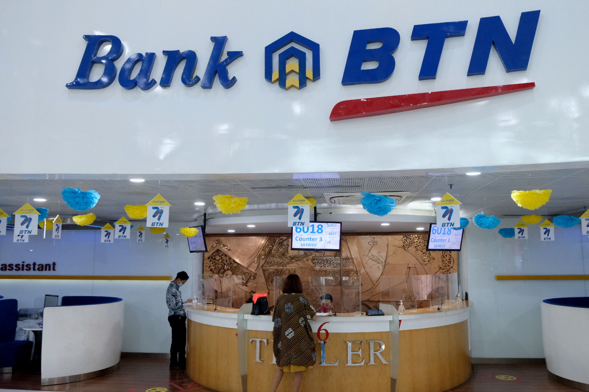 <p>Nasabah melakukan transaksi di teller kantor pusat Menara BTN, Gajahmada, Jakarta, Selasa, 16 Februari 2021. Foto: Ismail Pohan/TrenAsia</p>
