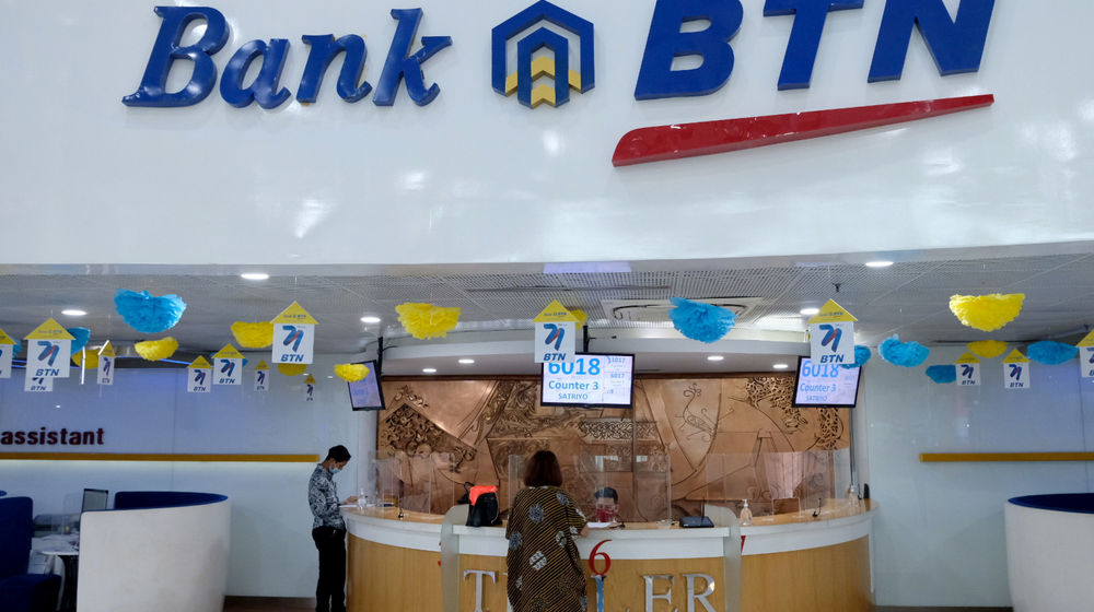 <p>Nasabah melakukan transaksi di teller kantor pusat Menara BTN, Gajahmada, Jakarta, Selasa, 16 Februari 2021. Foto: Ismail Pohan/TrenAsia</p>
