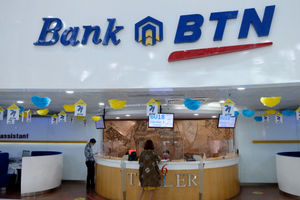 <p>Nasabah melakukan transaksi di teller kantor pusat Menara BTN, Gajahmada, Jakarta, Selasa, 16 Februari 2021. Foto: Ismail Pohan/TrenAsia</p>
