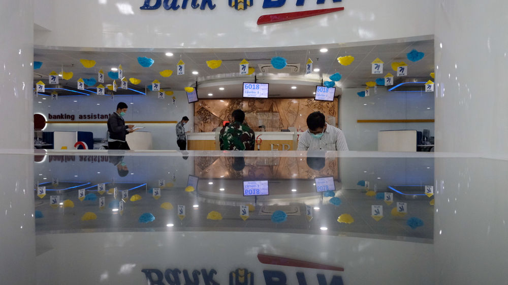 <p>Sejumlah nasabah mengantri untuk bertransaksi di kantor pusat Menara BTN, Gajahmada, Jakarta, Selasa, 16 Februari 2021. Foto: Ismail Pohan/TrenAsia</p>
