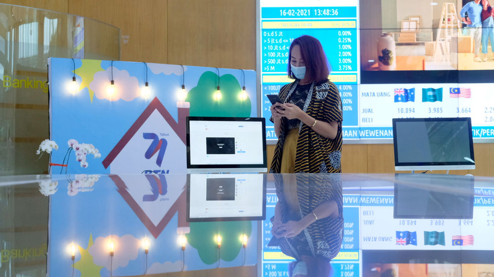 <p>Nasabah mencari informasi mengeni kredit pemilikan rumah (KPR) melalui gawai di kantor pusat Menara BTN, Gajahmada, Jakarta, Selasa, 16 Februari 2021. Foto: Ismail Pohan/TrenAsia</p>
