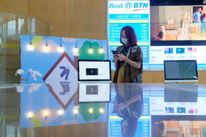 <p>Nasabah mencari informasi mengeni kredit pemilikan rumah (KPR) melalui gawai di kantor pusat Menara BTN, Gajahmada, Jakarta, Selasa, 16 Februari 2021. Foto: Ismail Pohan/TrenAsia</p>