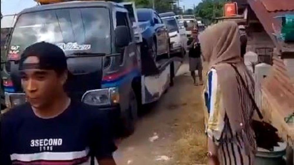 <p>Video viral petani di Tuban ramai-ramai membeli mobil mewah / Twitter</p>
