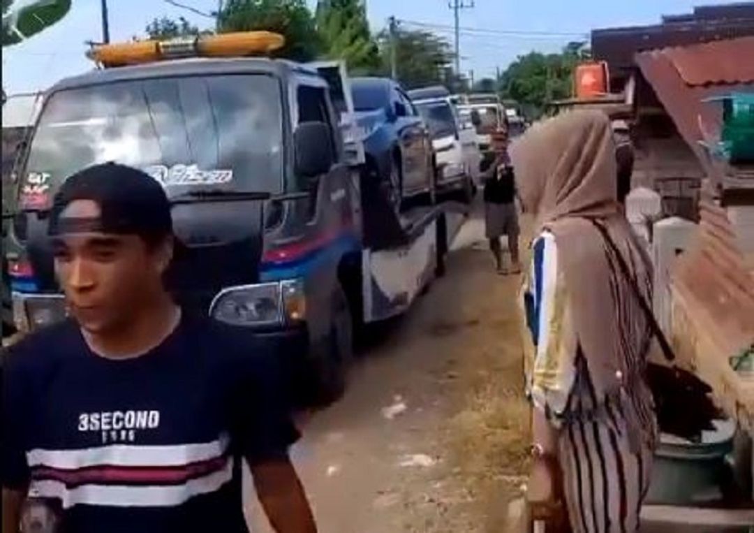 <p>Video viral petani di Tuban ramai-ramai membeli mobil mewah / Twitter</p>
