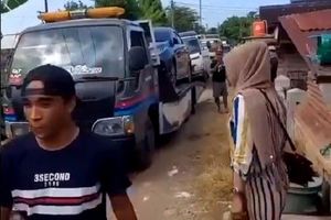 <p>Video viral petani di Tuban ramai-ramai membeli mobil mewah / Twitter</p>
