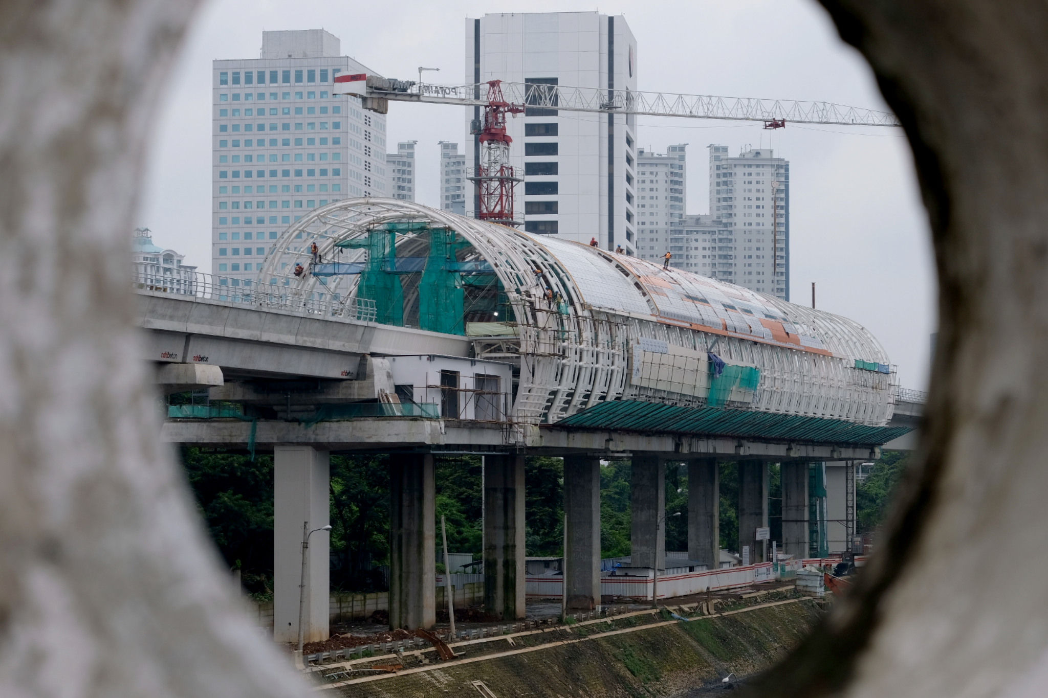 <p>Suasana proyek pembangunan stasiun kereta Light Rapid Transit (LRT) Jabodebek di Dukuh Atas, Jakarta, Rabu, 17 Februari 2021. Foto: Ismail Pohan/TrenAsia</p>
