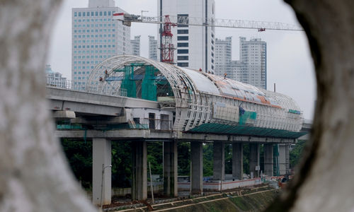 <p>Suasana proyek pembangunan stasiun kereta Light Rapid Transit (LRT) Jabodebek di Dukuh Atas, Jakarta, Rabu, 17 Februari 2021. Foto: Ismail Pohan/TrenAsia</p>
