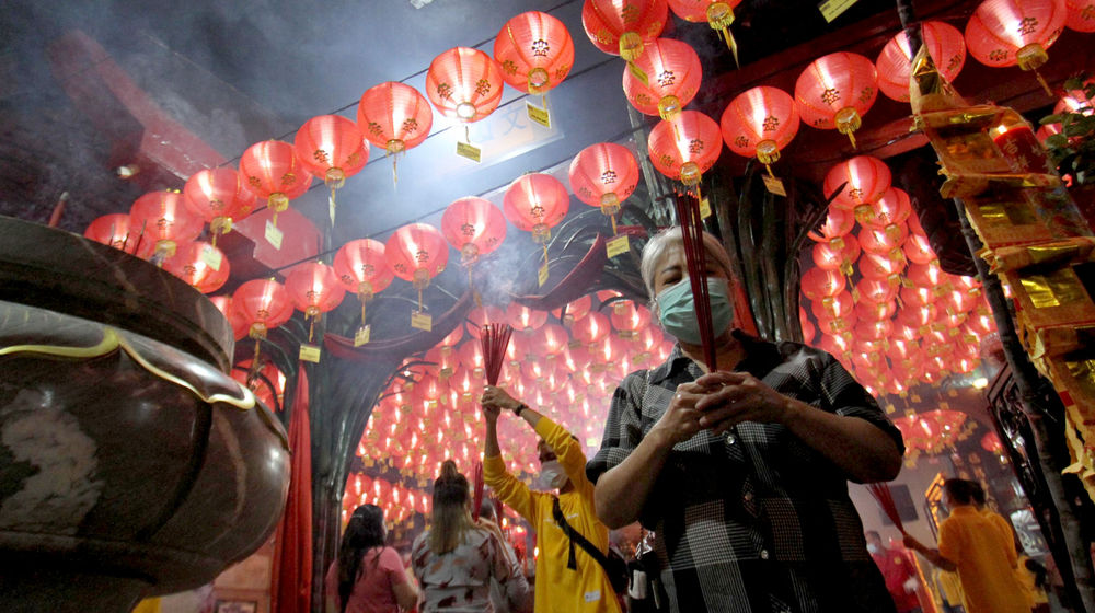 <p>Umat Konghucu bersembahyang pada malam perayaan Tahun Baru Imlek 2572 di Vihara Nimmala Boen San Bio, Pasar Baru, Tangerang, Banten, Kamis, 11 Februari 2021. Foto: Panji Asmoro/TrenAsia</p>

