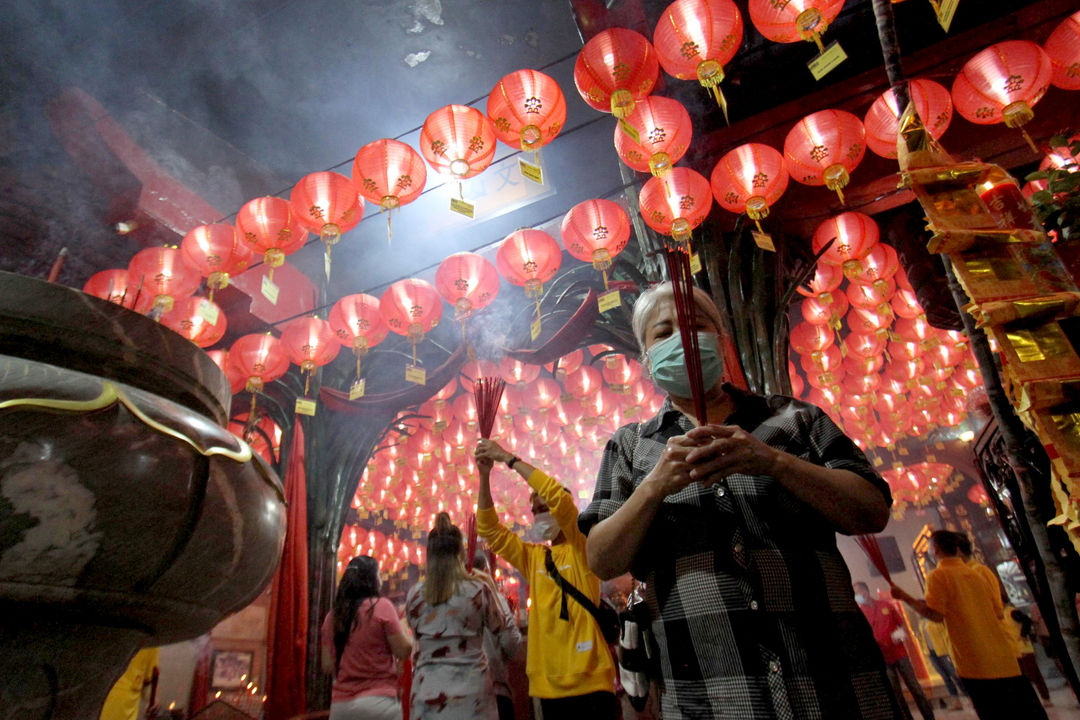 <p>Umat Konghucu bersembahyang pada malam perayaan Tahun Baru Imlek 2572 di Vihara Nimmala Boen San Bio, Pasar Baru, Tangerang, Banten, Kamis, 11 Februari 2021. Foto: Panji Asmoro/TrenAsia</p>
