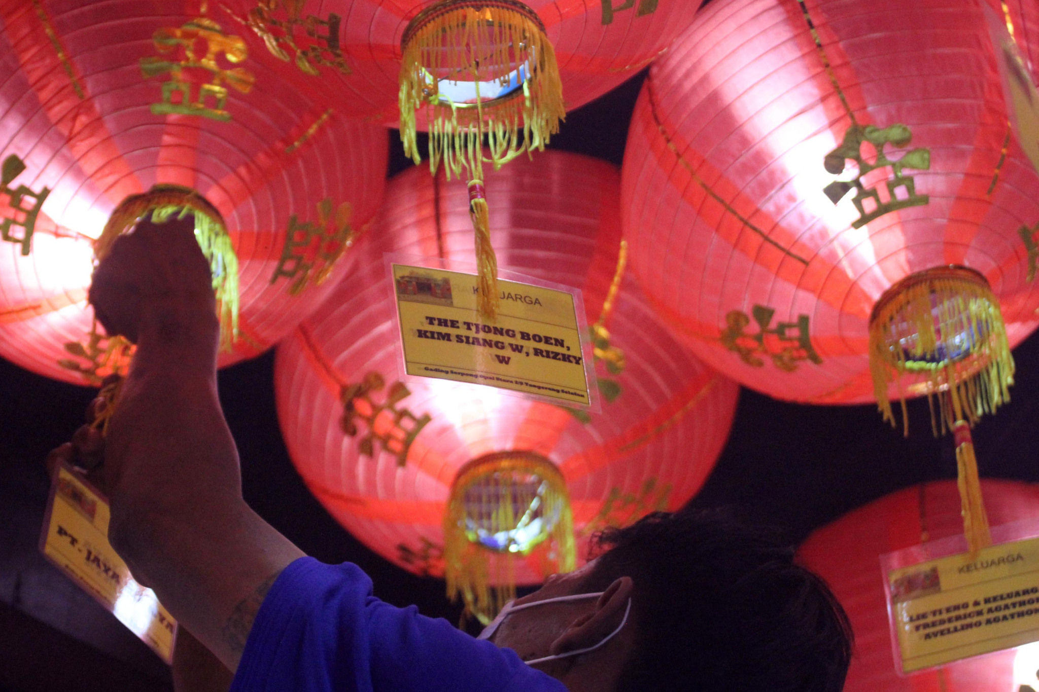 <p>Petugas merapikan lampion pada malam perayaan Tahun Baru Imlek 2572 di Vihara Nimmala Boen San Bio, Pasar Baru, Tangerang, Banten, Kamis, 11 Februari 2021. Foto: Panji Asmoro/TrenAsia</p>
