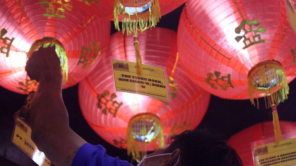 <p>Petugas merapikan lampion pada malam perayaan Tahun Baru Imlek 2572 di Vihara Nimmala Boen San Bio, Pasar Baru, Tangerang, Banten, Kamis, 11 Februari 2021. Foto: Panji Asmoro/TrenAsia</p>
