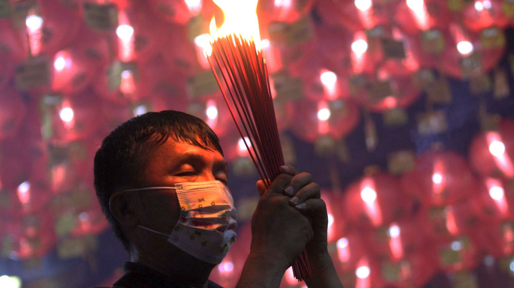 <p>Umat Konghucu bersembahyang pada malam perayaan Tahun Baru Imlek 2572 di Vihara Nimmala Boen San Bio, Pasar Baru, Tangerang, Banten, Kamis, 11 Februari 2021. Foto: Panji Asmoro/TrenAsia</p>
