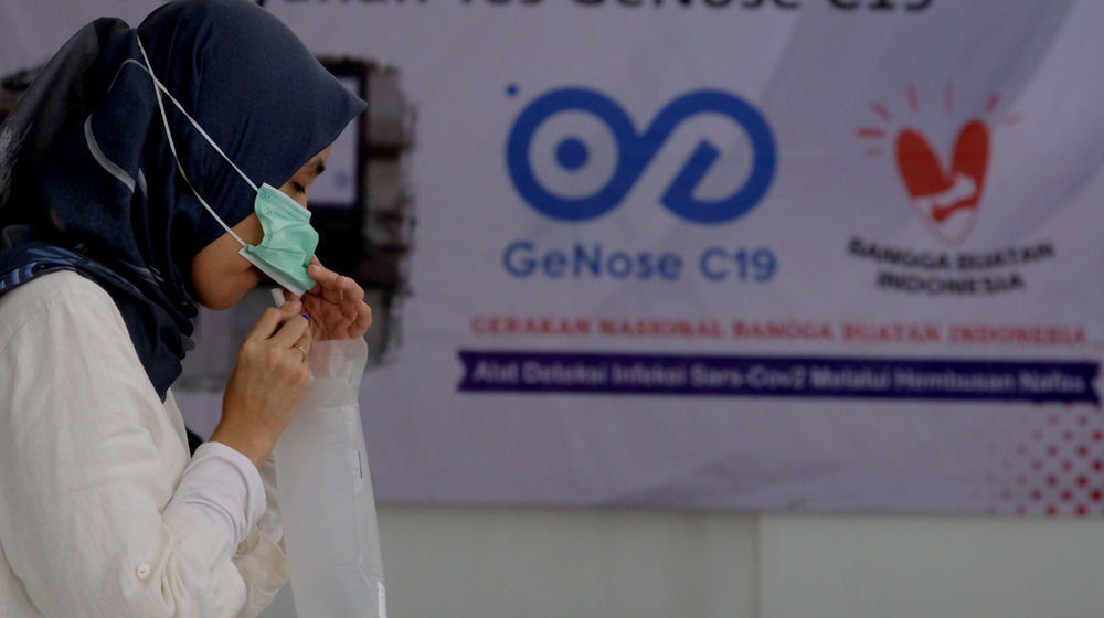 <p>Calon penumpang kereta api mengikuti tes dengan peralatan GeNose C19, di Stasiun Gambir, Jakarta Pusat, Senin, 15 Februari 2021. Foto: Ismail Pohan/TrenAsia</p>