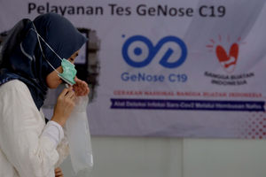 <p>Calon penumpang kereta api mengikuti tes dengan peralatan GeNose C19, di Stasiun Gambir, Jakarta Pusat, Senin, 15 Februari 2021. Foto: Ismail Pohan/TrenAsia</p>
