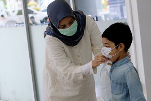 <p>Calon penumpang kereta api mengikuti tes dengan peralatan GeNose C19, di Stasiun Gambir, Jakarta Pusat, Senin, 15 Februari 2021. Foto: Ismail Pohan/TrenAsia</p>
