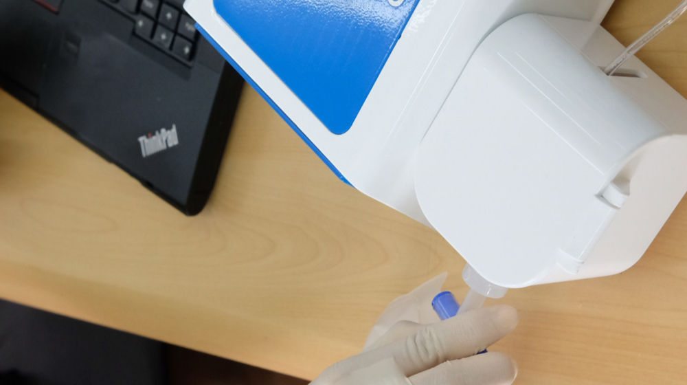 <p>Petugas memeriksa sampel udara calon penumpang kereta api yang mengikuti tes dengan peralatan GeNose C19, di Stasiun Gambir, Jakarta Pusat, Senin, 15 Februari 2021. Foto: Ismail Pohan/TrenAsia</p>
