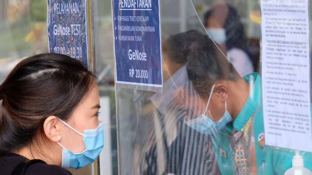 <p>Calon penumpang kereta api melakukan pendaftaran untuk mengikuti tes dengan peralatan GeNose C19, di Stasiun Gambir, Jakarta Pusat, Senin, 15 Februari 2021. Foto: Ismail Pohan/TrenAsia</p>
