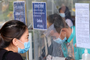 <p>Calon penumpang kereta api melakukan pendaftaran untuk mengikuti tes dengan peralatan GeNose C19, di Stasiun Gambir, Jakarta Pusat, Senin, 15 Februari 2021. Foto: Ismail Pohan/TrenAsia</p>
