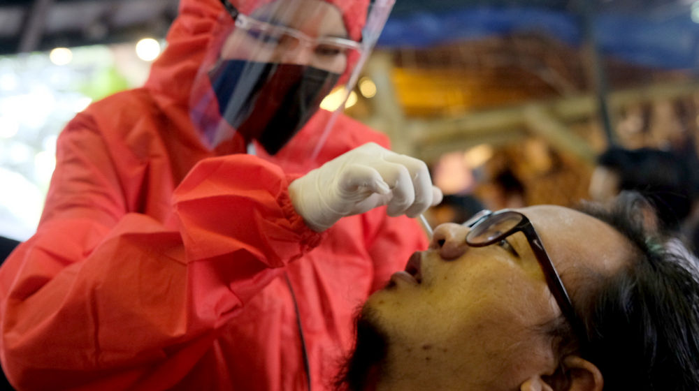 <p>Tenaga kesehatan melakukan tes usap antigen COVID-19 terhadap pewarta foto di Sekretariat Pewarta Foto Indonesia (PFI) Pusat, di kawasan Ampera, Jakarta, Minggu, 14 Februari 2021. Foto: Ismail Pohan/TrenAsia</p>
