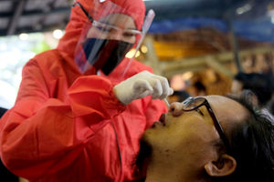<p>Tenaga kesehatan melakukan tes usap antigen COVID-19 terhadap pewarta foto di Sekretariat Pewarta Foto Indonesia (PFI) Pusat, di kawasan Ampera, Jakarta, Minggu, 14 Februari 2021. Foto: Ismail Pohan/TrenAsia</p>