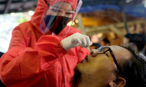 <p>Tenaga kesehatan melakukan tes usap antigen COVID-19 terhadap pewarta foto di Sekretariat Pewarta Foto Indonesia (PFI) Pusat, di kawasan Ampera, Jakarta, Minggu, 14 Februari 2021. Foto: Ismail Pohan/TrenAsia</p>
