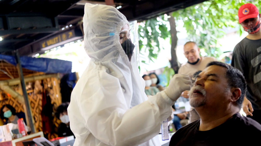 <p>Tenaga kesehatan melakukan tes usap antigen COVID-19 terhadap pewarta foto di Sekretariat Pewarta Foto Indonesia (PFI) Pusat, di kawasan Ampera, Jakarta, Minggu, 14 Februari 2021. Foto: Ismail Pohan/TrenAsia</p>
