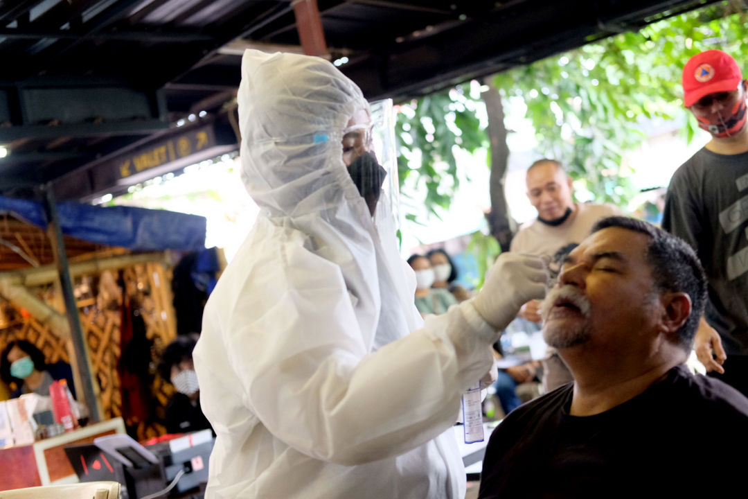 <p>Tenaga kesehatan melakukan tes usap antigen COVID-19 terhadap pewarta foto di Sekretariat Pewarta Foto Indonesia (PFI) Pusat, di kawasan Ampera, Jakarta, Minggu, 14 Februari 2021. Foto: Ismail Pohan/TrenAsia</p>
