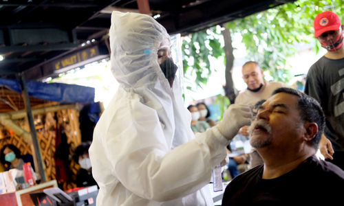 <p>Tenaga kesehatan melakukan tes usap antigen COVID-19 terhadap pewarta foto di Sekretariat Pewarta Foto Indonesia (PFI) Pusat, di kawasan Ampera, Jakarta, Minggu, 14 Februari 2021. Foto: Ismail Pohan/TrenAsia</p>
