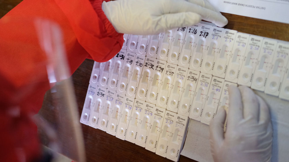 <p>Tenaga kesehatan menata sampel tes usap antigen COVID-19 terhadap pewarta foto di Sekretariat Pewarta Foto Indonesia (PFI) Pusat, di kawasan Ampera, Jakarta, Minggu, 14 Februari 2021. Foto: Ismail Pohan/TrenAsia</p>
