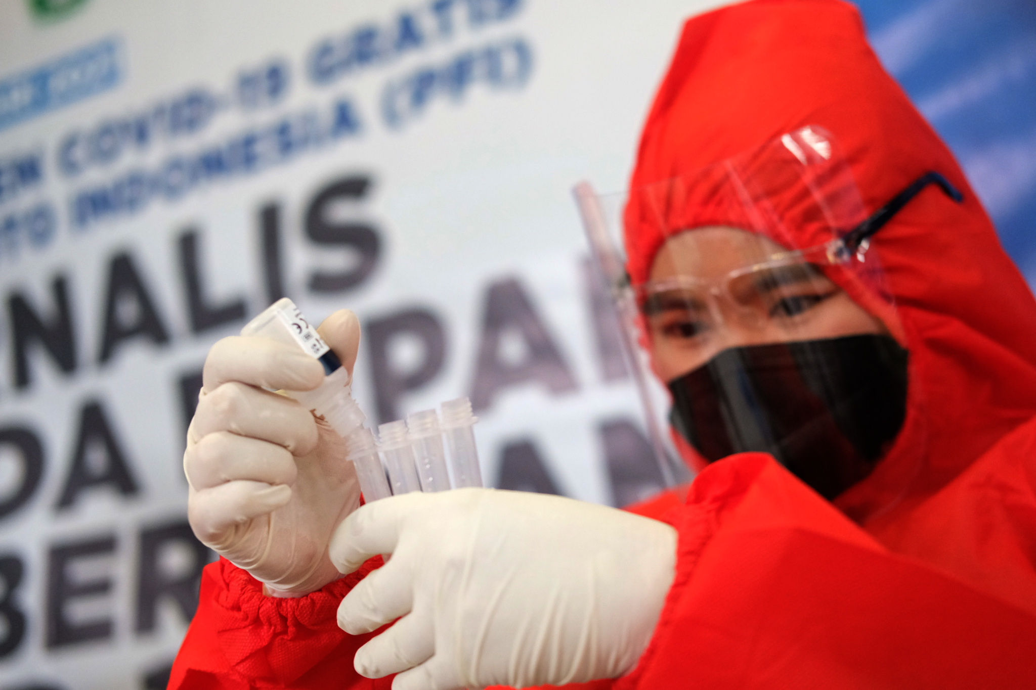 <p>Tenaga kesehatan melakukan sterilisasi tabung penyimpan sampel tes usap antigen COVID-19 terhadap pewarta foto di Sekretariat Pewarta Foto Indonesia (PFI) Pusat, di kawasan Ampera, Jakarta, Minggu, 14 Februari 2021. Foto: Ismail Pohan/TrenAsia</p>
