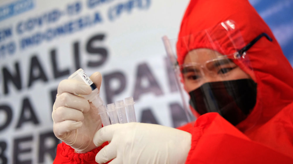 <p>Tenaga kesehatan melakukan sterilisasi tabung penyimpan sampel tes usap antigen COVID-19 terhadap pewarta foto di Sekretariat Pewarta Foto Indonesia (PFI) Pusat, di kawasan Ampera, Jakarta, Minggu, 14 Februari 2021. Foto: Ismail Pohan/TrenAsia</p>