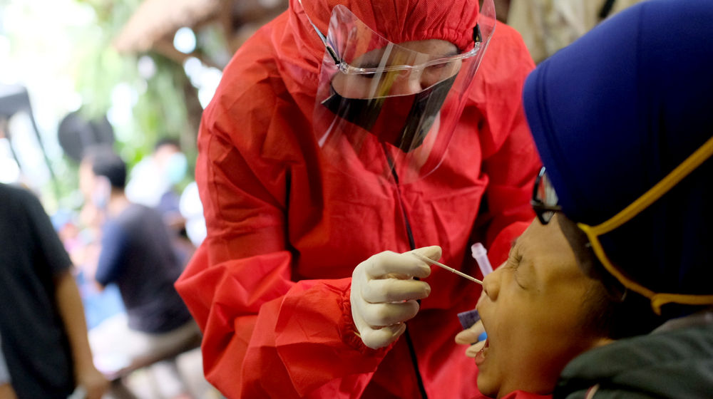 <p>Tenaga kesehatan melakukan tes usap antigen COVID-19 kepada warga di Sekretariat Pewarta Foto Indonesia (PFI) Pusat, di kawasan Ampera, Jakarta, Minggu, 14 Februari 2021. Foto: Ismail Pohan/TrenAsia</p>
