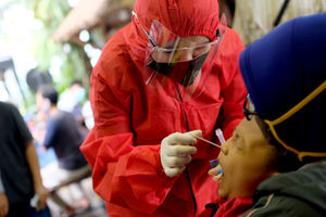 <p>Tenaga kesehatan melakukan tes usap antigen COVID-19 kepada warga di Sekretariat Pewarta Foto Indonesia (PFI) Pusat, di kawasan Ampera, Jakarta, Minggu, 14 Februari 2021. Foto: Ismail Pohan/TrenAsia</p>