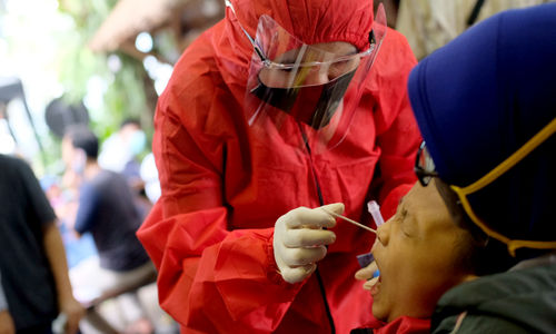 <p>Tenaga kesehatan melakukan tes usap antigen COVID-19 kepada warga di Sekretariat Pewarta Foto Indonesia (PFI) Pusat, di kawasan Ampera, Jakarta, Minggu, 14 Februari 2021. Foto: Ismail Pohan/TrenAsia</p>
