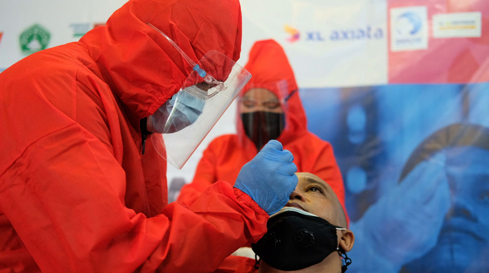 <p>Tenaga kesehatan melakukan tes usap antigen COVID-19 terhadap pewarta foto di Sekretariat Pewarta Foto Indonesia (PFI) Pusat, di kawasan Ampera, Jakarta, Minggu, 14 Februari 2021. Foto: Ismail Pohan/TrenAsia</p>
