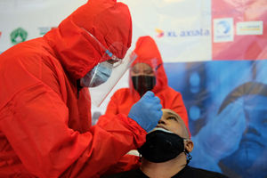 <p>Tenaga kesehatan melakukan tes usap antigen COVID-19 terhadap pewarta foto di Sekretariat Pewarta Foto Indonesia (PFI) Pusat, di kawasan Ampera, Jakarta, Minggu, 14 Februari 2021. Foto: Ismail Pohan/TrenAsia</p>
