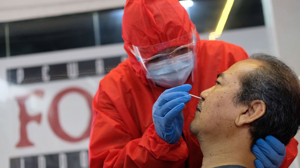 <p>Tenaga kesehatan melakukan tes usap antigen COVID-19 terhadap pewarta foto di Sekretariat Pewarta Foto Indonesia (PFI) Pusat, di kawasan Ampera, Jakarta, Minggu, 14 Februari 2021. Foto: Ismail Pohan/TrenAsia</p>
