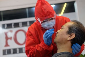 <p>Tenaga kesehatan melakukan tes usap antigen COVID-19 terhadap pewarta foto di Sekretariat Pewarta Foto Indonesia (PFI) Pusat, di kawasan Ampera, Jakarta, Minggu, 14 Februari 2021. Foto: Ismail Pohan/TrenAsia</p>