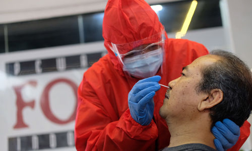 <p>Tenaga kesehatan melakukan tes usap antigen COVID-19 terhadap pewarta foto di Sekretariat Pewarta Foto Indonesia (PFI) Pusat, di kawasan Ampera, Jakarta, Minggu, 14 Februari 2021. Foto: Ismail Pohan/TrenAsia</p>
