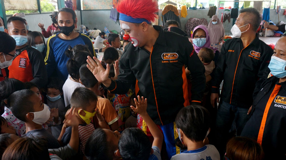 <p>Tim Layanan Dukungan Psikososial dan Persatuan Seniman Komedi Korwil Tangerang tengah memberi Trauma Healing kepada anak-anak di pengungsian Gedung Olahraga Perumahan Total Persada,Kecamatan Periuk Kota Tangerang Rabu 24/2/2021. Foto : Panji Asmoro/TrenAsia</p>
