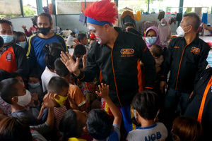 <p>Tim Layanan Dukungan Psikososial dan Persatuan Seniman Komedi Korwil Tangerang tengah memberi Trauma Healing kepada anak-anak di pengungsian Gedung Olahraga Perumahan Total Persada,Kecamatan Periuk Kota Tangerang Rabu 24/2/2021. Foto : Panji Asmoro/TrenAsia</p>
