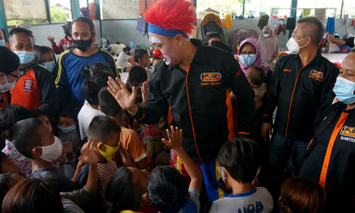<p>Tim Layanan Dukungan Psikososial dan Persatuan Seniman Komedi Korwil Tangerang tengah memberi Trauma Healing kepada anak-anak di pengungsian Gedung Olahraga Perumahan Total Persada,Kecamatan Periuk Kota Tangerang Rabu 24/2/2021. Foto : Panji Asmoro/TrenAsia</p>