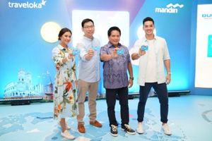 <p>President Traveloka Group Operations Hendry Hendrawan (dua dari kiri) dengan Direktur Consumer & Retail Transaction PT Bank Mandiri (Persero) Tbk Hery Gunardi (dua dri kanan) saat meluncurkan Traveloka Mandiri Card / Dok. Traveloka</p>
