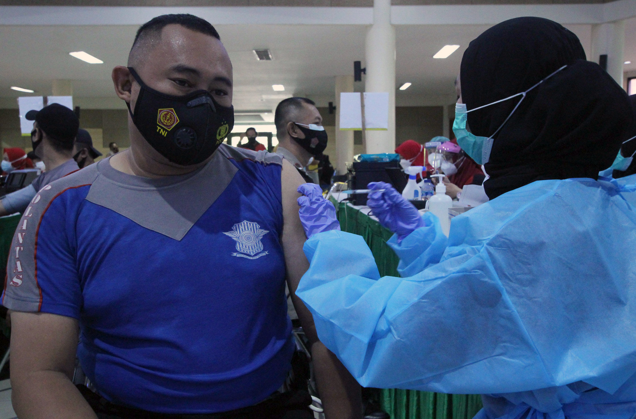 <p>Seorang anggota Polres Metro Kota Tangerang menjalani vaksinanasi di gedung pusat pemerintahan kota Tangerang, Jum&#8217;at, 26 Februari 2021. Foto: Panji Asmoro/TrenAsia</p>
